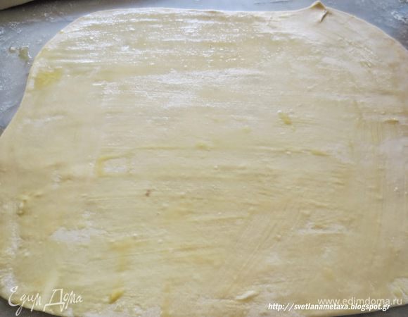 Смазываем лист растопленным и немного остывшим сливочным маслом или жиром.