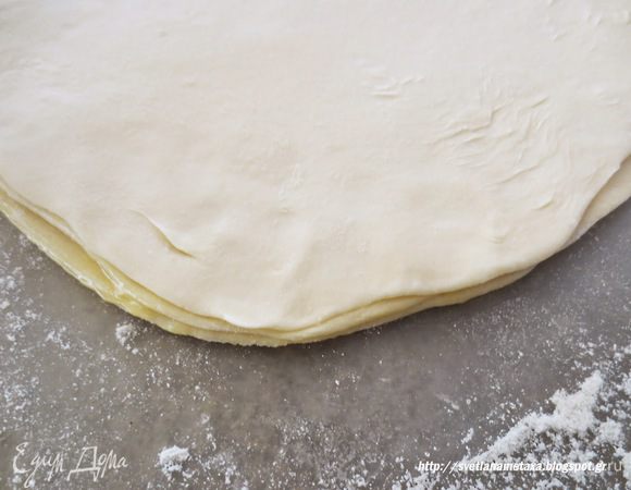 Тоже самое проделываем с другими колобками. 
Выкладываем один лист на другой.