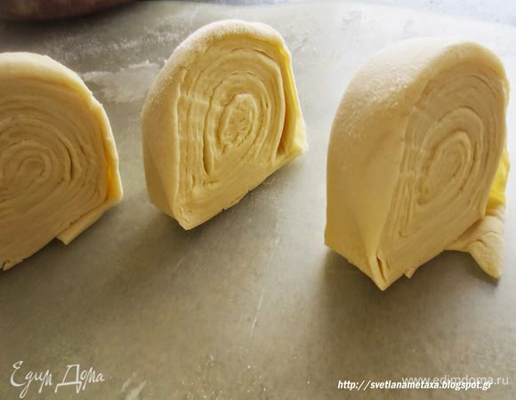 Разрезаем рулет на кусочки, примерно 1,5 см шириной.