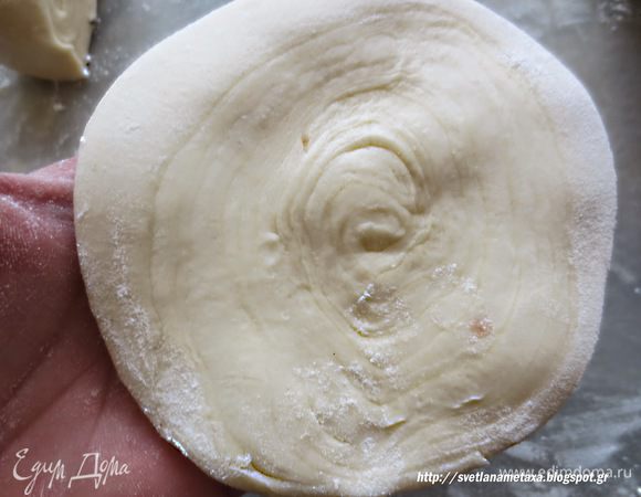 Раскатываем из каждой части лепешку, размером примерно 15 см в диаметре.