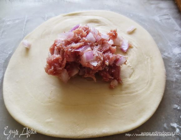 В середину лепешки выкладываем начинку.