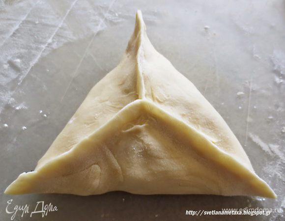 Залепляем концы, формируя треугольник.