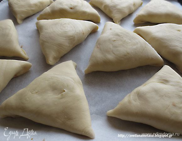 Противень застилаем пекарной бумагой и выкладываем треугольники швом вниз.