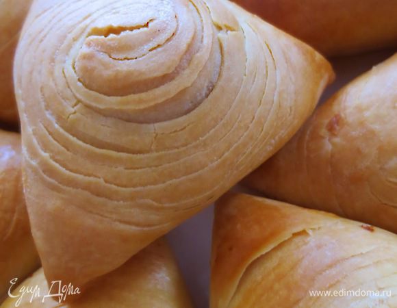 Выпекаем при температуре 200 градусов 40 минут. За 10 минут до готовности можно смазать самсу взбитым с водой желтком.