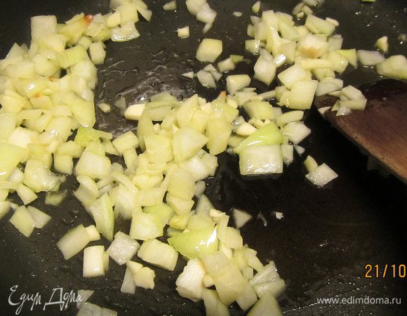 Лук и чеснок мелко рубим и обжариваем на оливковом масле. 

