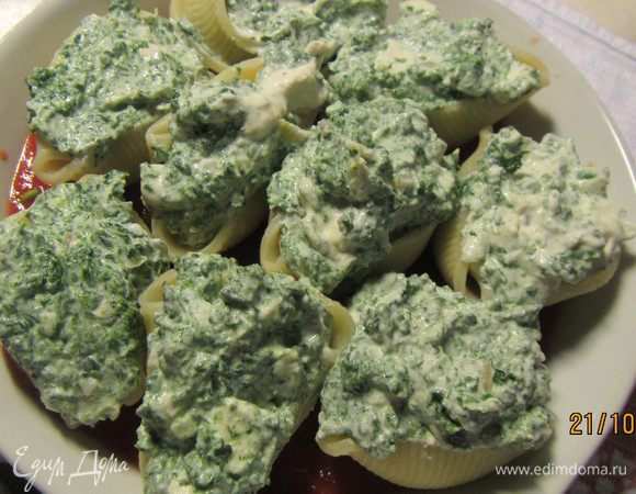 Наполняем ракушки подготовленной начинкой.
