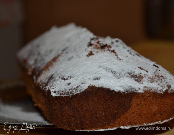 Оба вида теста поперемено выкладываю в форму для выпечки.