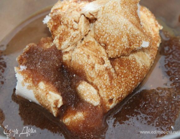 В теплом молоке растворяем кофе. В чаше соединяем крем-сыр, кофе и сахар.