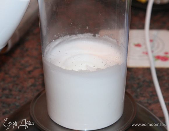 Яичный белок взбиваем до крепких пиков.