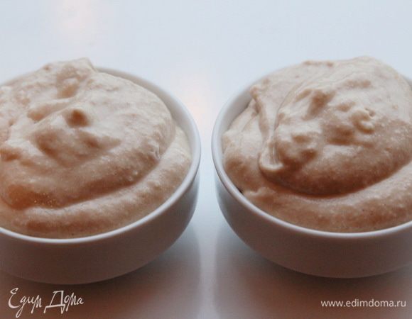 Раскладываем по порционным креманкам и ставим в холодильник минимум на 40 минут.