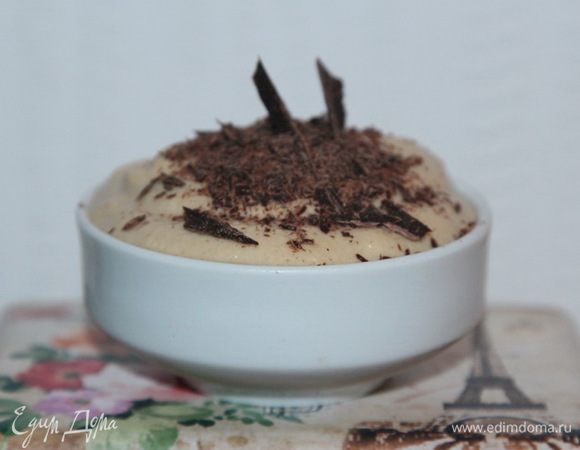 Затем горький шоколад нарезаем стружкой и посыпаем крем-мусс. Готово! 