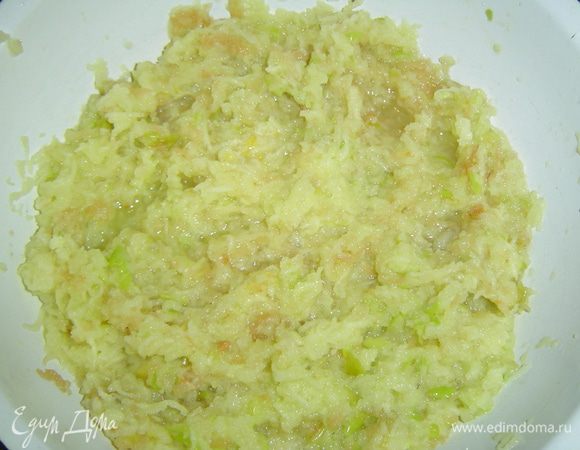 Начинаем приготовление с начинки. Для этого очищаем яблоки и натираем на мелкой терке. Выделившийся сок сливаем.