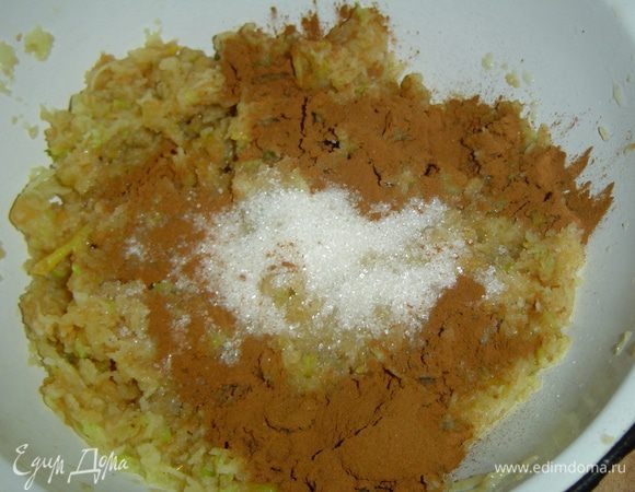 К яблокам добавляем немного сахара и корицу, перемешиваем. Начинка готова.