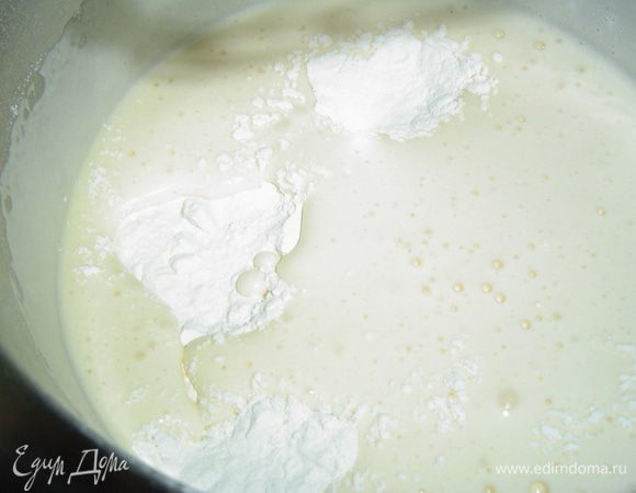 Теперь приступаем к приготовлению теста. Взбиваем яйца, в конце добавляем оставшийся сахар, и продолжаем взбивать еще несколько минут. Затем добавляем муку и аккуратно перемешиваем.