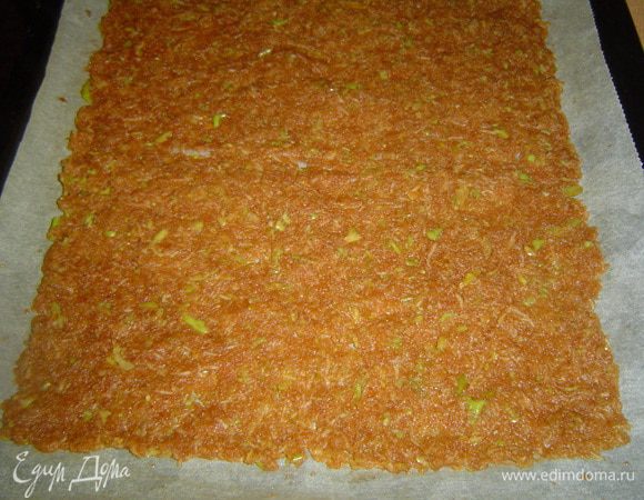 Противень застилаем бумагой для выпечки, сверху выкладываем яблоки и распределяем по пергаменту тонким слоем, отступив немного от бортиков.