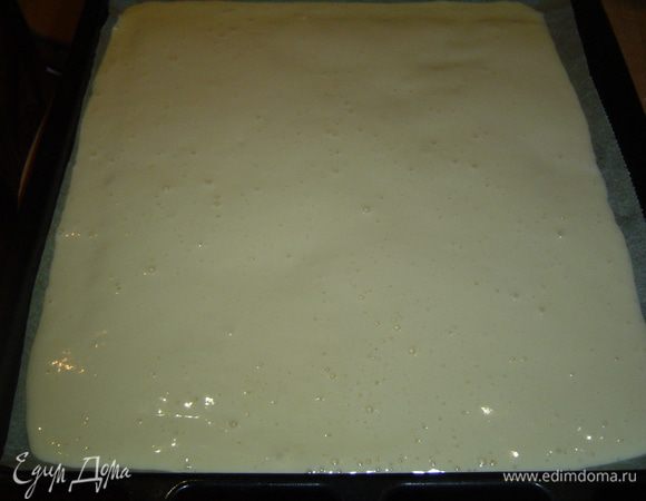 Сверху на яблоки выливаем тесто и отправляем в духовку на 15 минут при температуре 180 гр. Когда корж начнет приобретать золотистый оттенок, значит он готов.