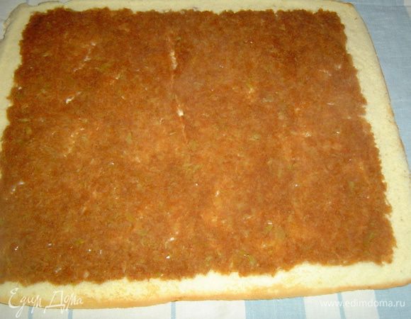 Корж выкладываем на полотенце и аккуратно снимаем пергамент.