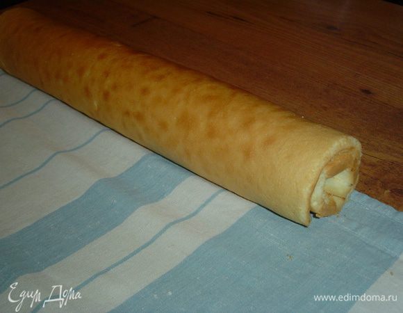 С помощью полотенца сворачиваем корж в рулет.