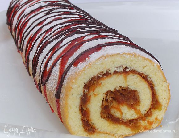 Сверху притрушиваем его сахарной пудрой, я украсила шоколадом и фруктовым топингом.