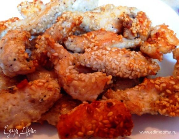Нарежем куриное филе полосками, посолим, поперчим, засыплем кунжутом и отправим жариться на большом огне 5-7 мин. (нам надо быстро получить аппетитную румяную корочку, но чтобы мясо осталось сочным внутри).