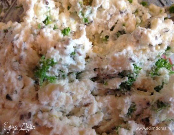 Пока курочка остывает, займемся сырными шариками:
разминаем вилочкой сыр Фета (или другой мягкий сыр по вашему вкусу), для дополнительной мягкости можно добавить ложечку майонеза или сливок, или сметаны. Выдавливаем в массу чеснок, добавляем мелко нарезанный укроп и сухой базилик, тщательно перемешиваем с лепим шарики (как из пластилина).