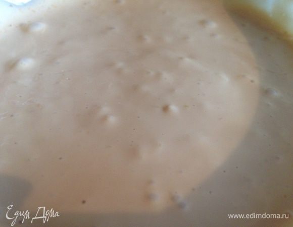 Займемся заправкой:
хорошо перемешиваем майонез с соевым соусом, фрешем из 0,5 мандарина и выдавленным чесноком.