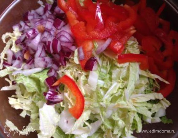 Режем пекинскую капусту, болгарский перец тонкой соломкой, мелко красный лук.