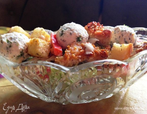 Добавляем в салатник кукурузу, курицу, заправку и тщательно перемешиваем. Пробуем. При желании можно досолить.
Сверху выкладываем сырные шарики и крутоны.
Салат готов!