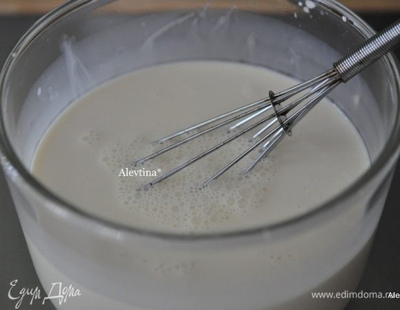 Смешать три вида молока: цельное, сгущенное и концентрированное не сладкое в отдельной емкости, отставить в сторону. Смазать форму прямоугольную маслом. Разогреть духовку до 180 гр.
