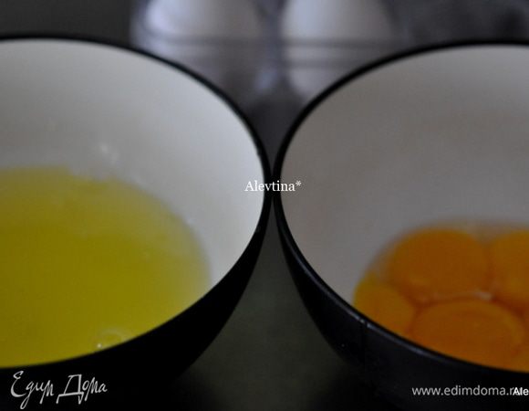 Разделить яйца на желтки и белки.