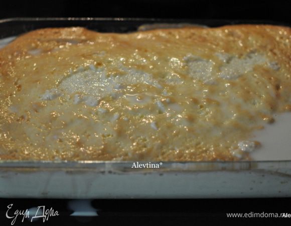 Готовый кекс можно проткнуть зубочисткой. Залить горячий кекс приготовленным молоком. Поставить в холодильник на 4 или более часа.