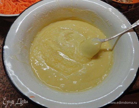 Яйца с сахаром взбить добела и, продолжая взбивать, влить постепенно оливковое масло.Добавить просеянную с содой муку и замесить тесто.