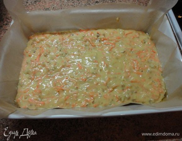 Добавить морковь, орехи и ананасы. Прямоугольную форму выстлать смазанной маслом пекарской бумагой и вылить тесто. Выпекать 40 минут при температуре 170-180 градусов. Это зависит от вашей духовки.