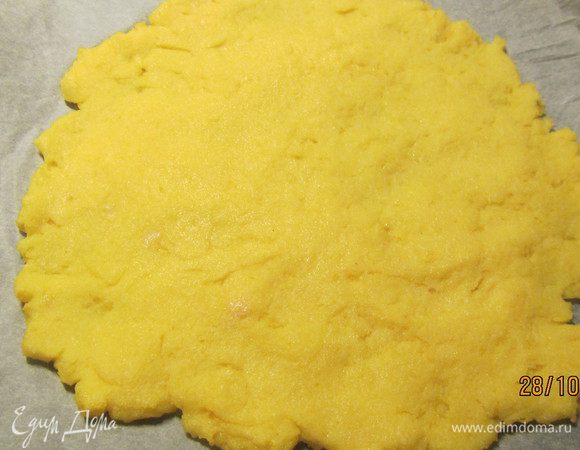 Тесто готовим по любому рецепту на Ваш вкус. Я делала вариант, который нам очень нравится и хорошо прижился - делаю основу из поленты. Как здесь, например, http://www.edimdoma.ru/retsepty/69064-polenta-s-gribami-svezhimi-travami-i-parmezanom. Только травки не стала добавлять.
