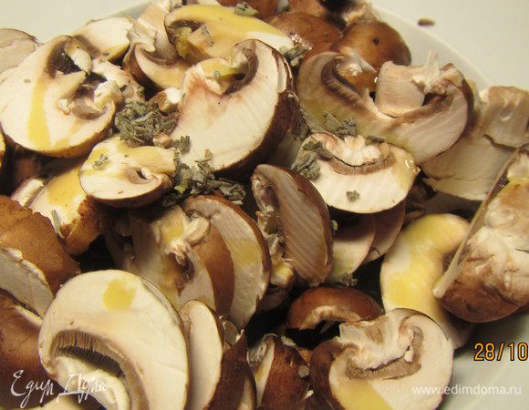 Грибы режем пластинами и добавляем к ним 2 ст.л. лимонного оливкового масла и рубленый шалфей (или хорошую щепотку сушеного). Оставляем немного помариноваться.
