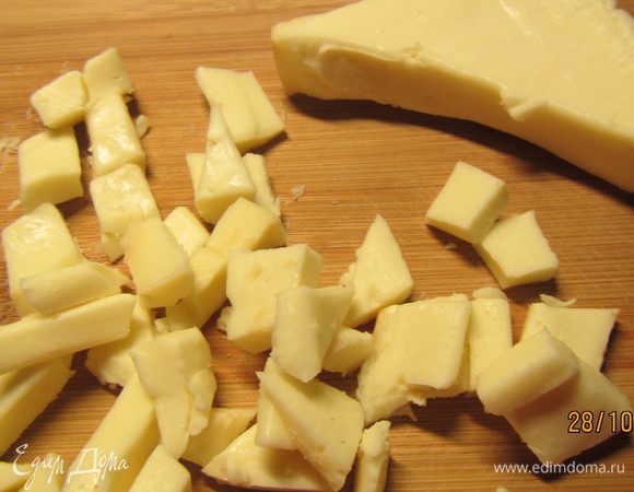 Сыр режем кубиками.
