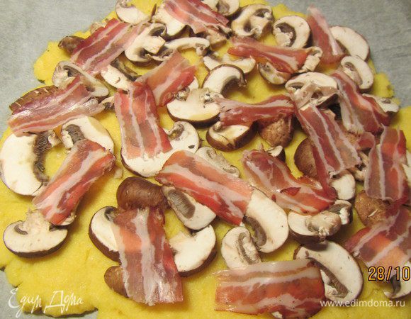 Основу для пиццы смазываем оставшимися 2 ст.л. лимонного оливкового масла. Выкладываем грибы и ветчину.


