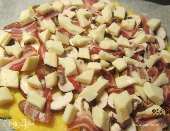 Сверху распределяем кубики сыра. Запекаем минут 20 в духовке 220 гр (точная температура зависит от вида теста, которое будет у Вас. Начинка приготовится в любом случае. Так что по температуре ориентируйтесь на свой рецепт).

