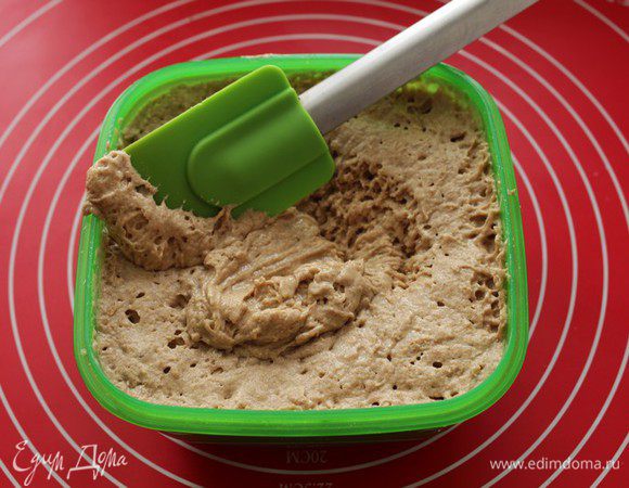 
Для закваски:
120 гр. ржаной муки
120 гр. тепленькой воды
12-15 гр. стартера

Стартер подкормить и оставить на 16 часов при комнатной температуре .  168 гр. закваски нам надо для хлеба, остальное убираем как стартер в холодильник.

Моя закваска утром.