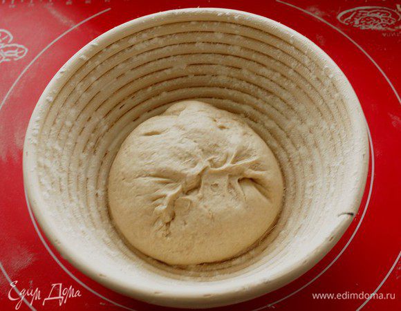 Затем формируем хлеб,круглый или  овальный ,и оставляем до увеличения объема в 2 раза. (я воспользовалась корзинкой)