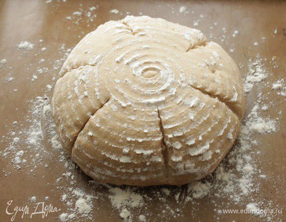 Перед тем как отправить хлеб в духовку, сделайте глубокие надрезы.