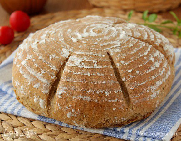 В хорошо разогретой духовке до 240 градусов создать пар. Поставить вниз пустую емкость, в эту емкость вылить стакан горячей воды и быстро закрыть дверцу. Через 15-20 минут выпустить пар или убрать емкость с водой и снизить температуру до 210 градусов. Выпекать дальше 30-40 минут. Общее время выпечки около 50-60 минут.