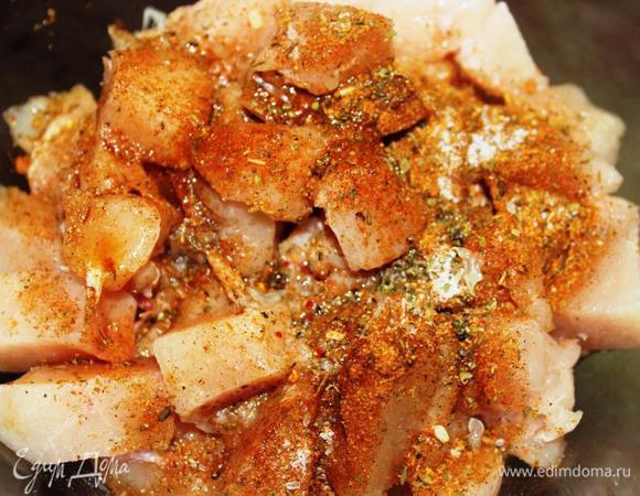 Ставим духовку разогреваться до 180 градусов.
Грудку или филе нарежем небольшими кусочками. Выложим в миску. Выдавим в нее сок 1/2 лимона, добавим соевый соус, соль и специи. Специи берите для курицы или по вкусу, но желательно, чтобы туда входили черный перец, сладкая паприка, чеснок, лук и зелень (петрушка, укроп, базилик).
Тщательно перемешиваем и оставляем минут на 10. Можно замариновать заранее.