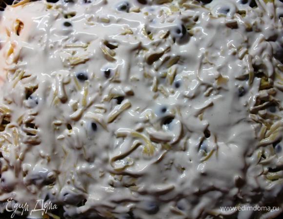 Смазываем верх соусом и возвращаем в духовку еще на 10 минут.