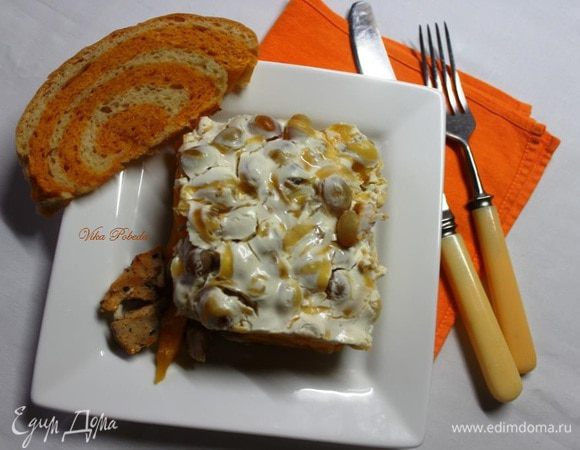 Нарезаем порционными кусочками и подаем.
