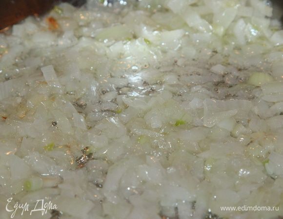 Лук мелко шинкуем и готовим до прозрачности на растительном масле.
