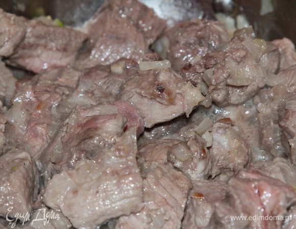 Говядину очищаем от пленок, нарезаем на кусочки, приблизительно 2х2 см и добавляем к луку. Постоянно помешиваем и готовим приблизительно 5 минут.