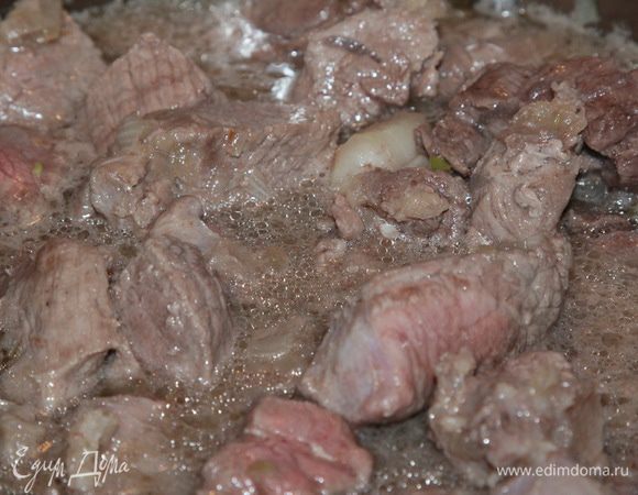 Затем доливаем огуречный или помидорный рассол, добавляем мед, накрываем крышкой и на медленном огне тушим 1,5-2 часа.