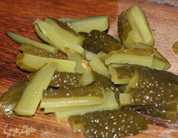 Теперь 3-4 средних соленых огурца нарезаем брусочками.