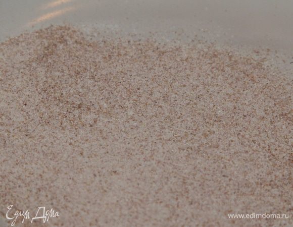 На сухой сковороде прогреваем 1 столовую ложку муки, я теперь использую исключительно цельнозерновую.